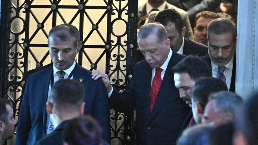 Ο Ρετζέπ Ταγίπ Ερντογάν αποχωρεί από την τουρκική πρεσβεία στην Αθήνα μετά τη χτεσινή επίσκεψή του